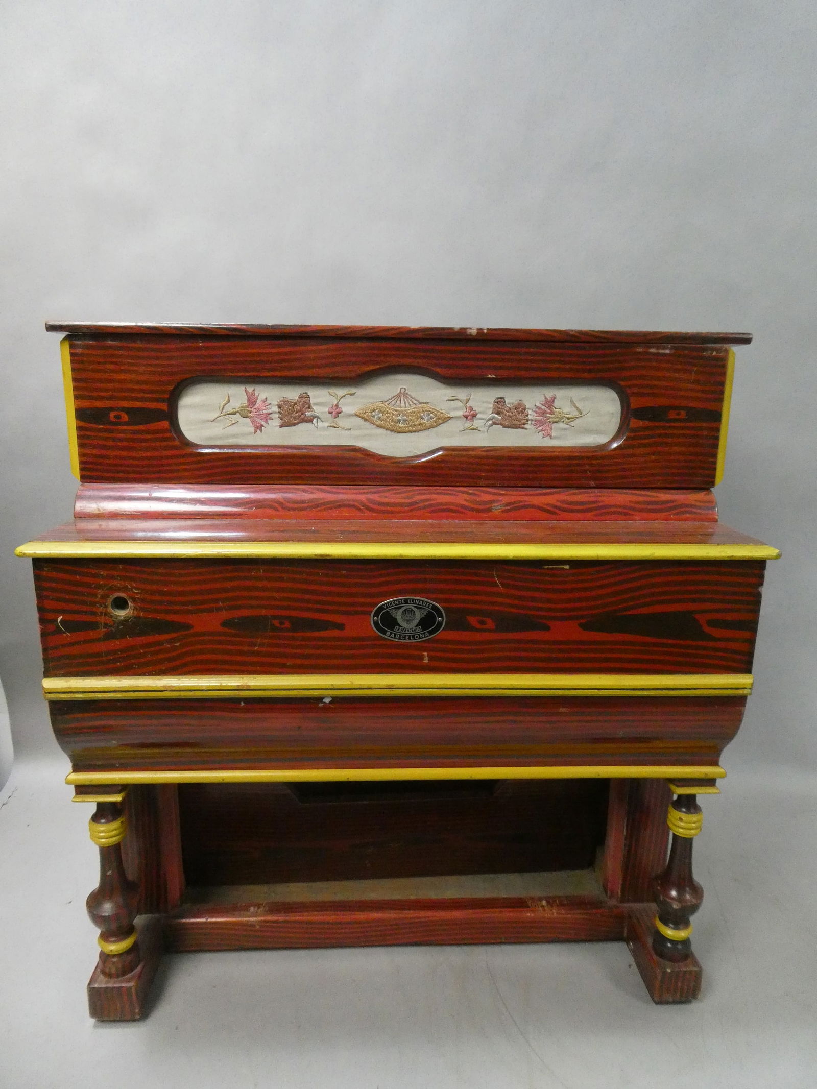 Antique Vicente Llinares Spanish Faventia Barrel Organ Hurdy Gurdy: Antique Vicente Llinares Spanish Faventia Barrel Organ Hurdy Gurdy made in Barcelona Spain. Plays 6 songs. Front crank included. 24 high x 23 wide x 12 deep. Has wear with age, not tested, Side handle