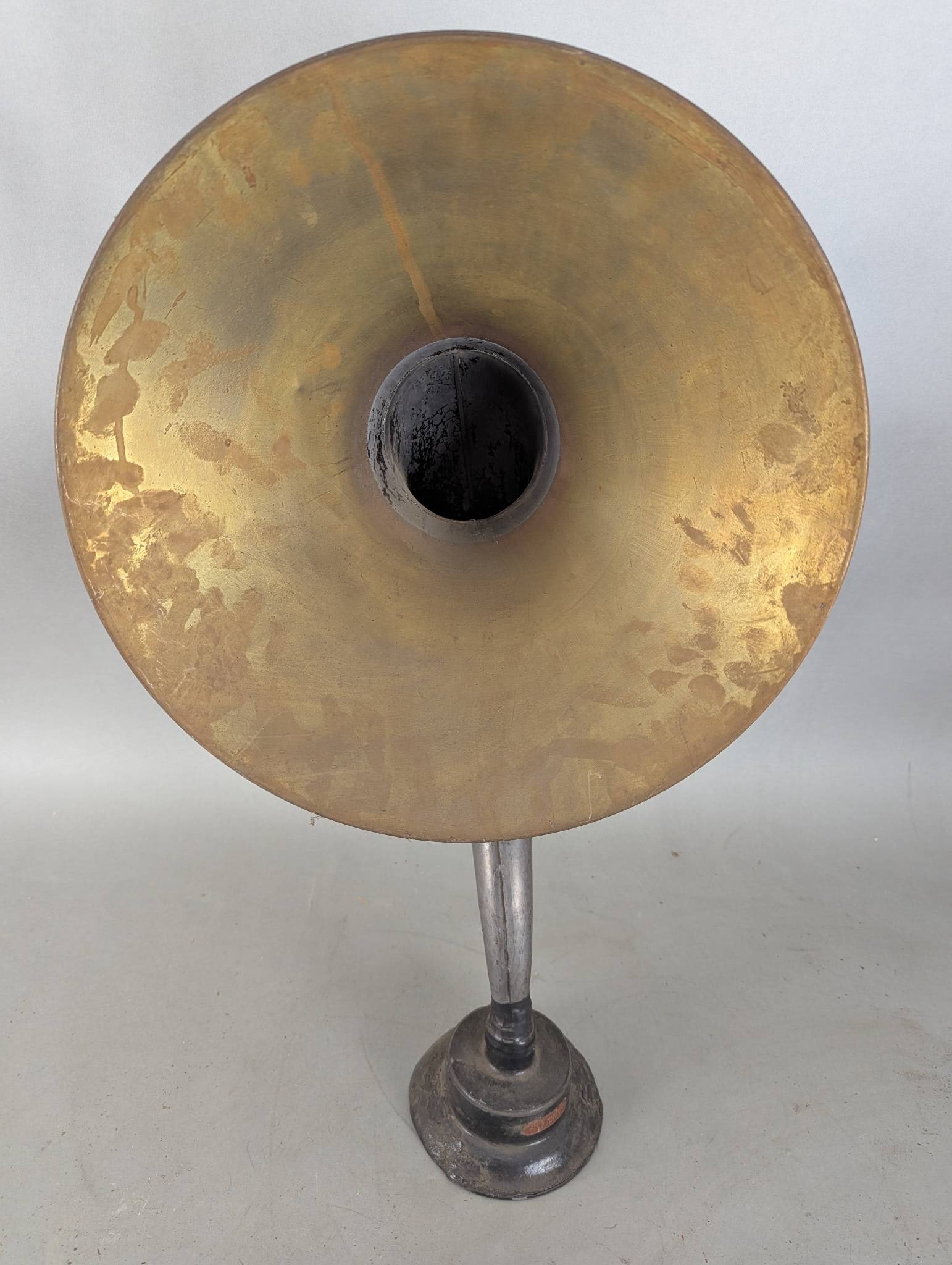Antique Manhattan Jr Union Concert Modulator Bell Horn: Manhattan Union horn featuring a 14 inch wide x 14 deep x 15 high brass bell and a curved metal neck. The base of the horn displays a label with the maker's name, Manhattan Electric Supply Co Inc, New