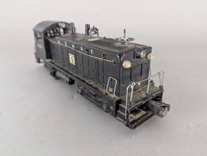 Lionel ATSF Number 623 Model Train Locomotive Switcher: Liuo0nel ATSF number 623 model train locomotive featuring a black finish and Santa Fe Railroad logos. This locomotive is constructed of metal and appears to have interior wiring visible from