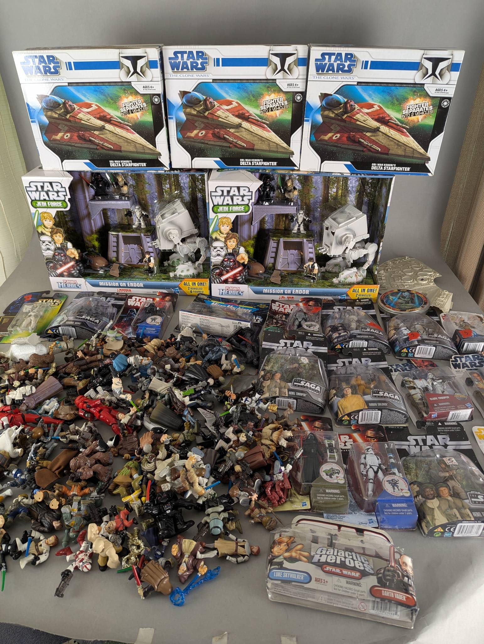 Huge Lot of Star Wars Action Figures Vehicles and Playsets (1 of 14)