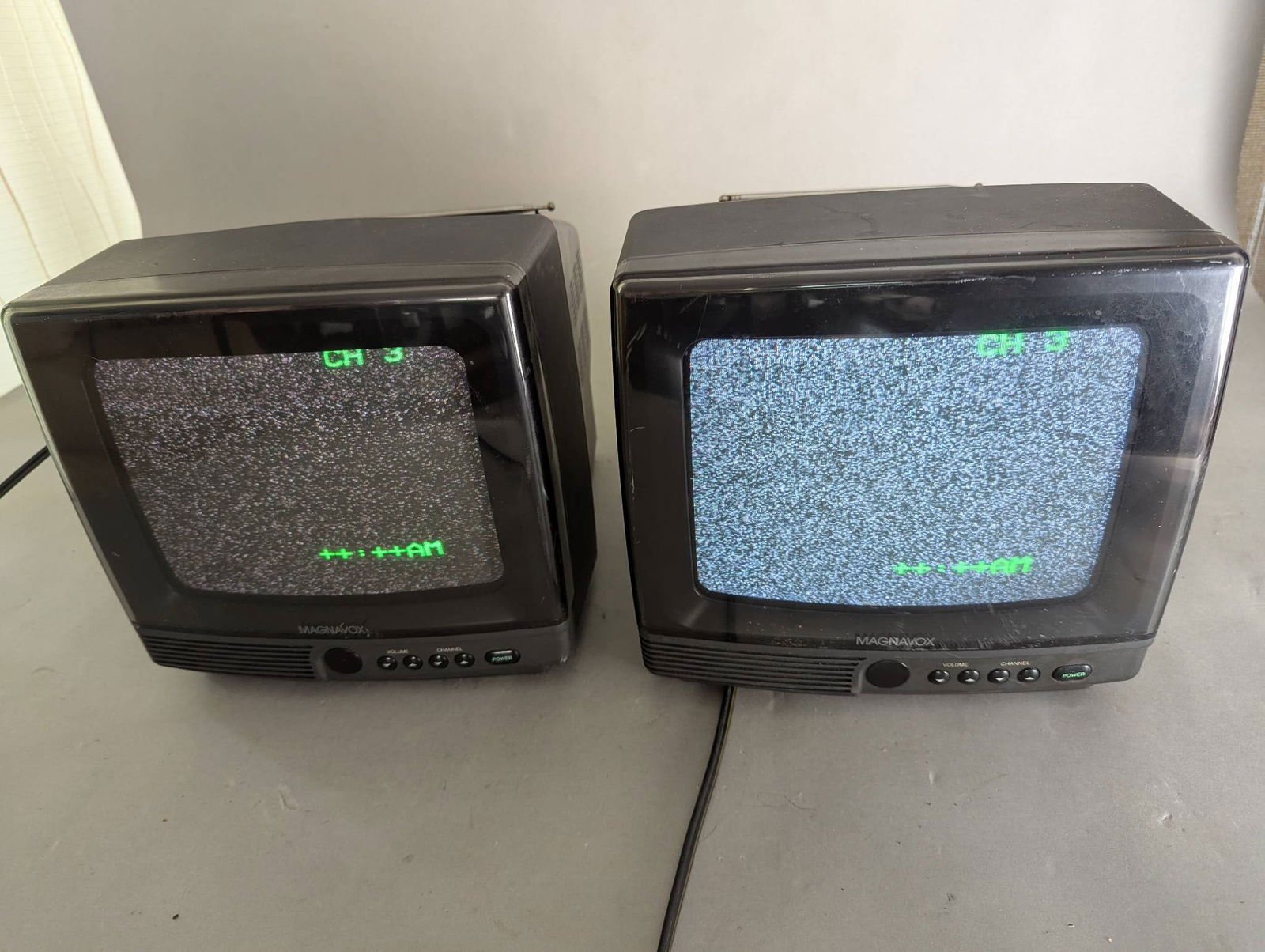 Magnavox 9-Inch CRT Televisions RD0945C102 Pair with Antennas (1 of 7)