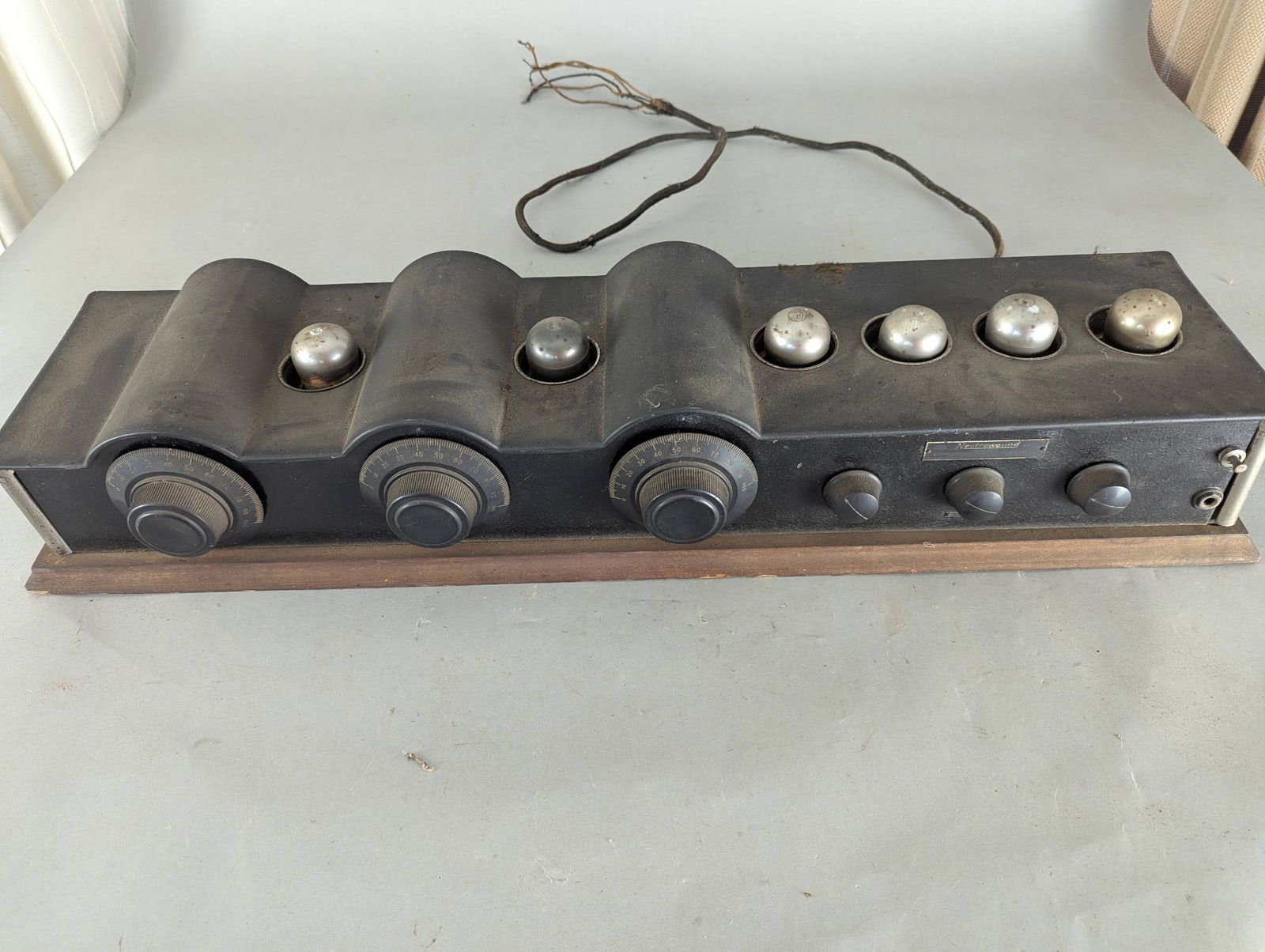Neutrowound Super-Six Radio with Six Vacuum Tubes and Tuning Knobs (1 of 9)