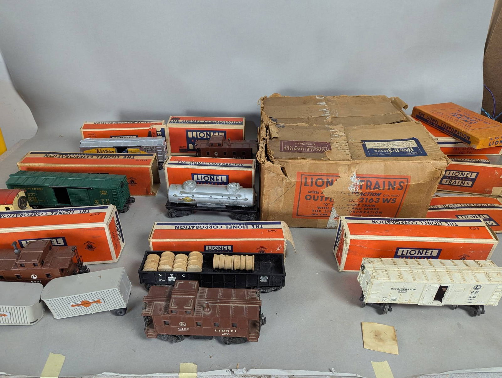 10 Plus 0 Gauge Lionel Freight Cars With Boxes and Extras (1 of 11)