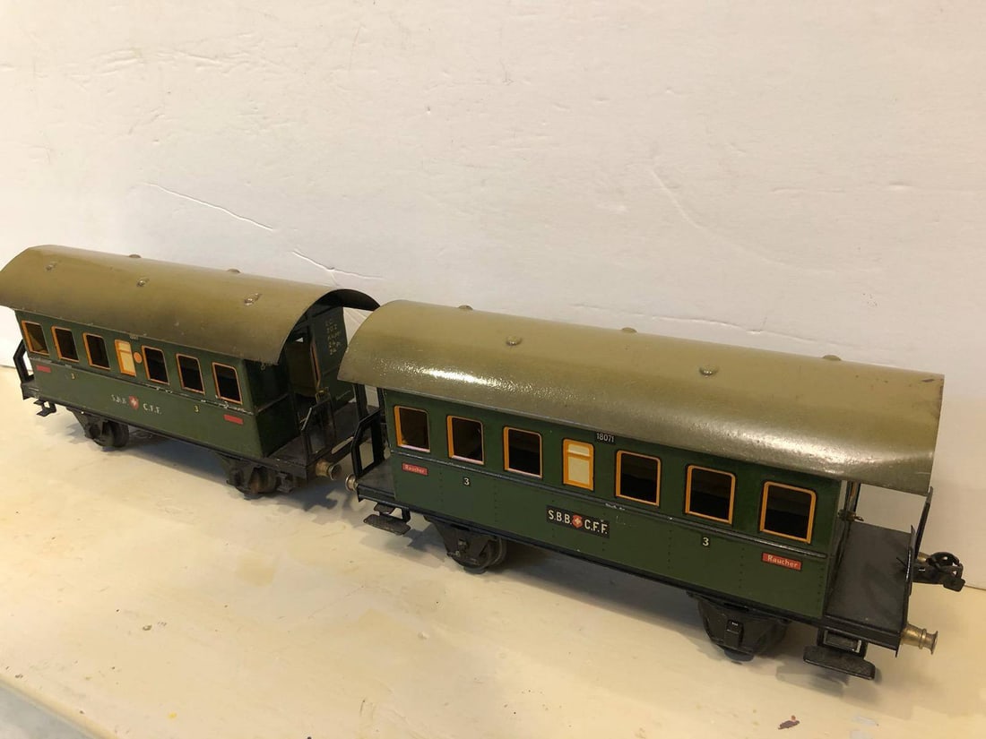 Ga1 Marklin 1920s Coaches in Original Condition: Ga1 Marklin coaches circa 1920s, featuring construction in excellent original condition. Each coach measures approximately 11 inches long, 5 inches high, and with depth proportional to original design