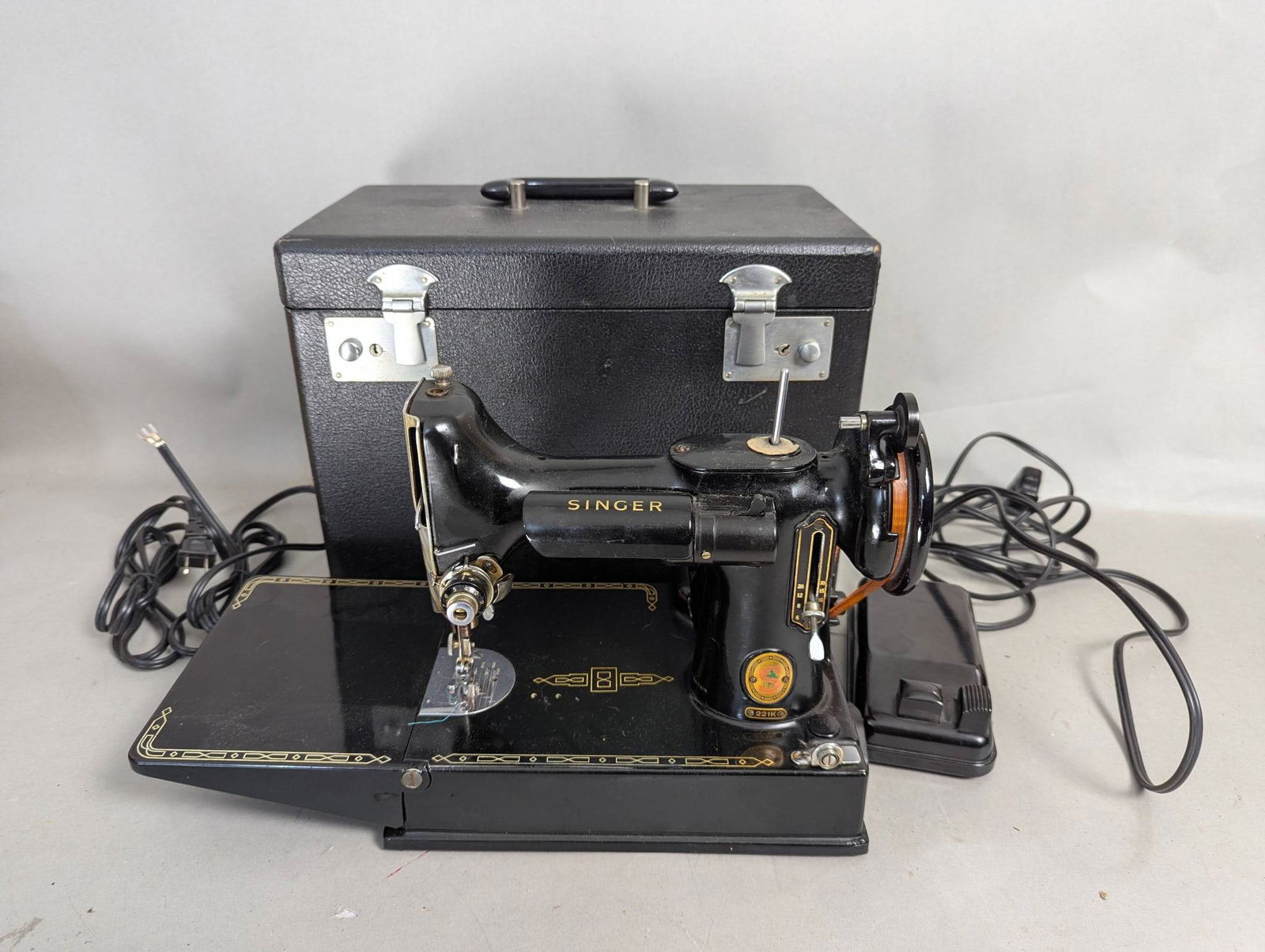 Singer Portable Featherweight Model 221K with Hard Case (1 of 6)