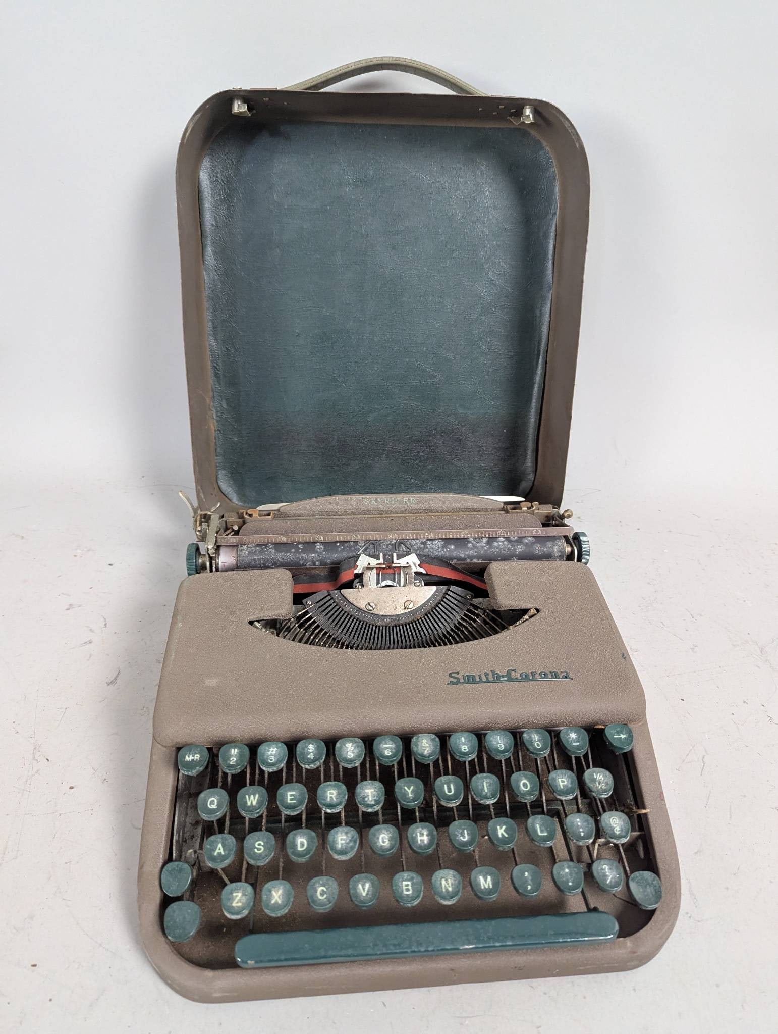 Smith Corona Skywriter Portable Typewriter with Carrying Case (1 of 5)
