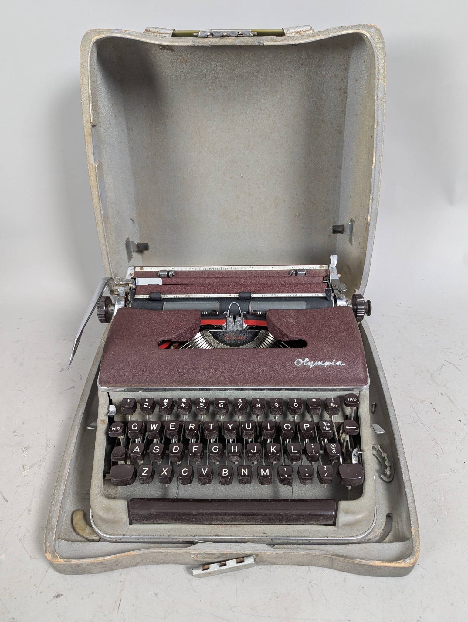 Olympia De Luxe Typewriter with Case in Estate Fresh Condition (1 of 6)