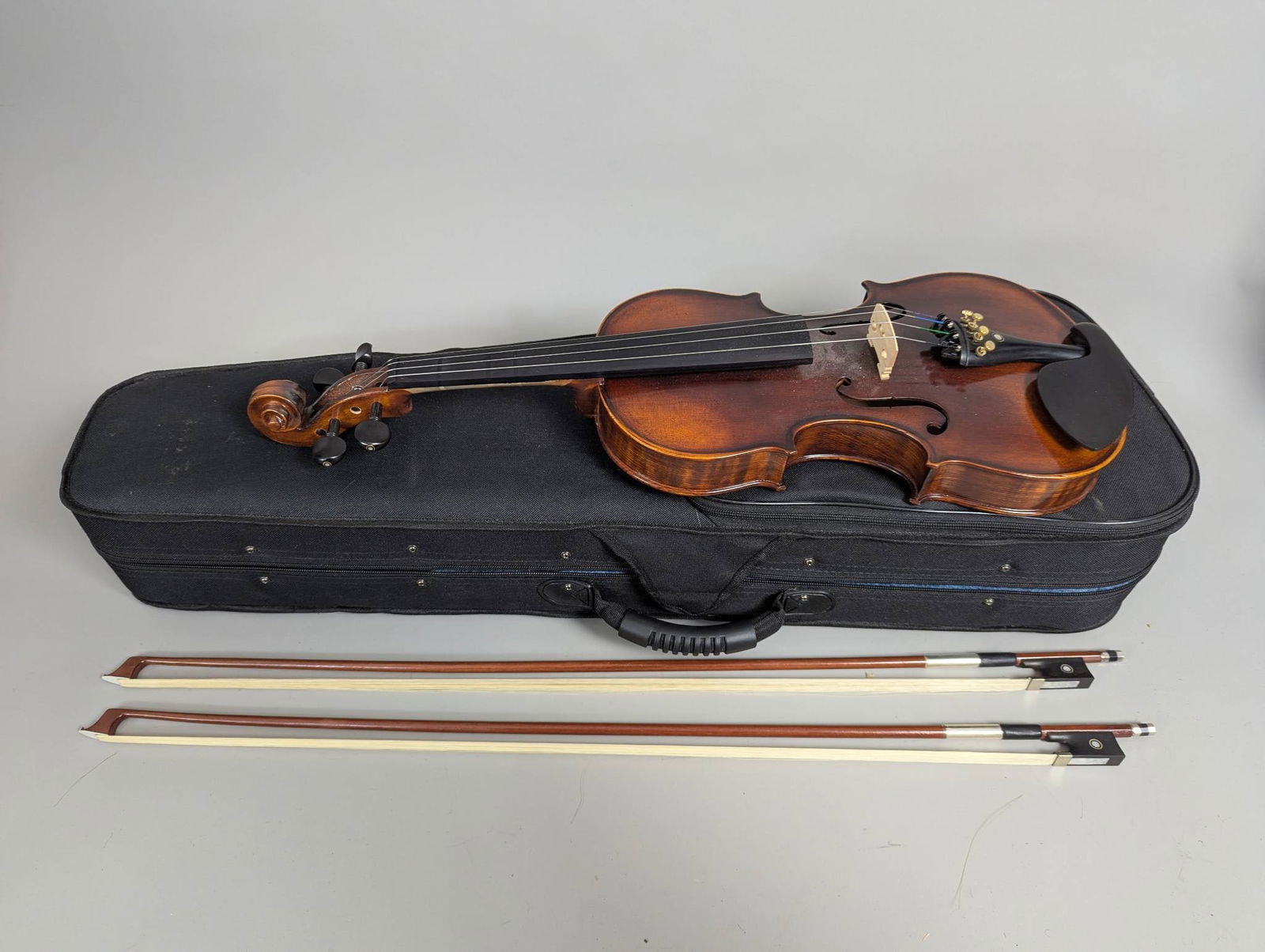 Mendini Violin with Accessories and Case by Cecilio (1 of 11)