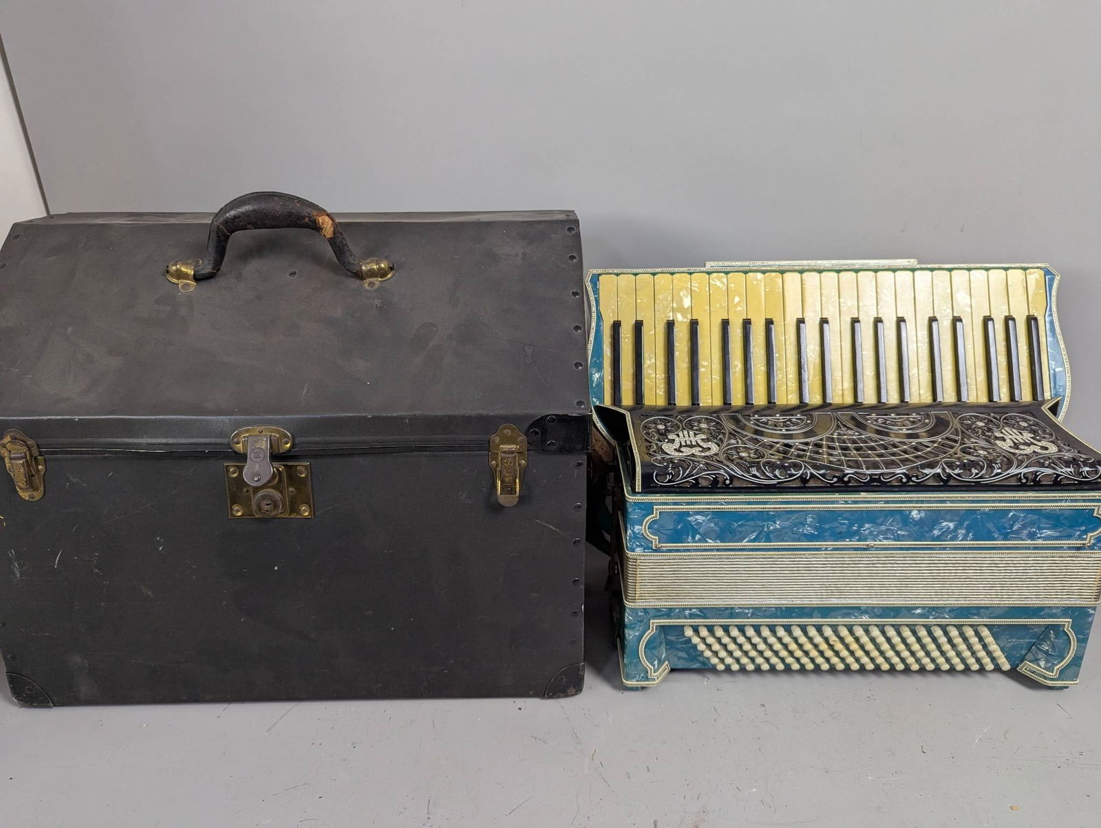 Antique Italian Accordion with Case Featuring an 18 Key Keyboard (1 of 8)