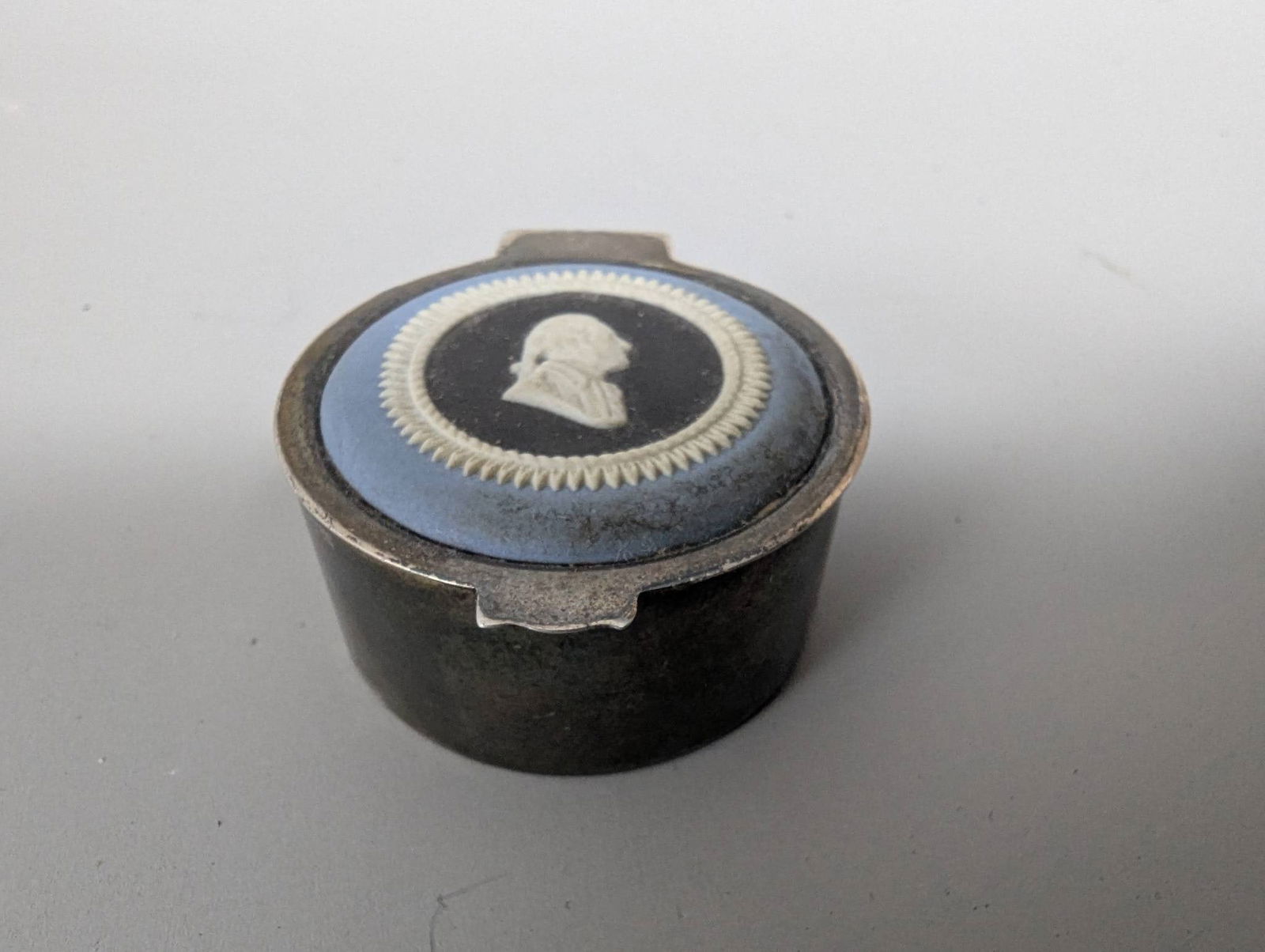 Churchill Mint Sterling Silver Wedgwood George Washington Cameo Pill Box (1 of 5)