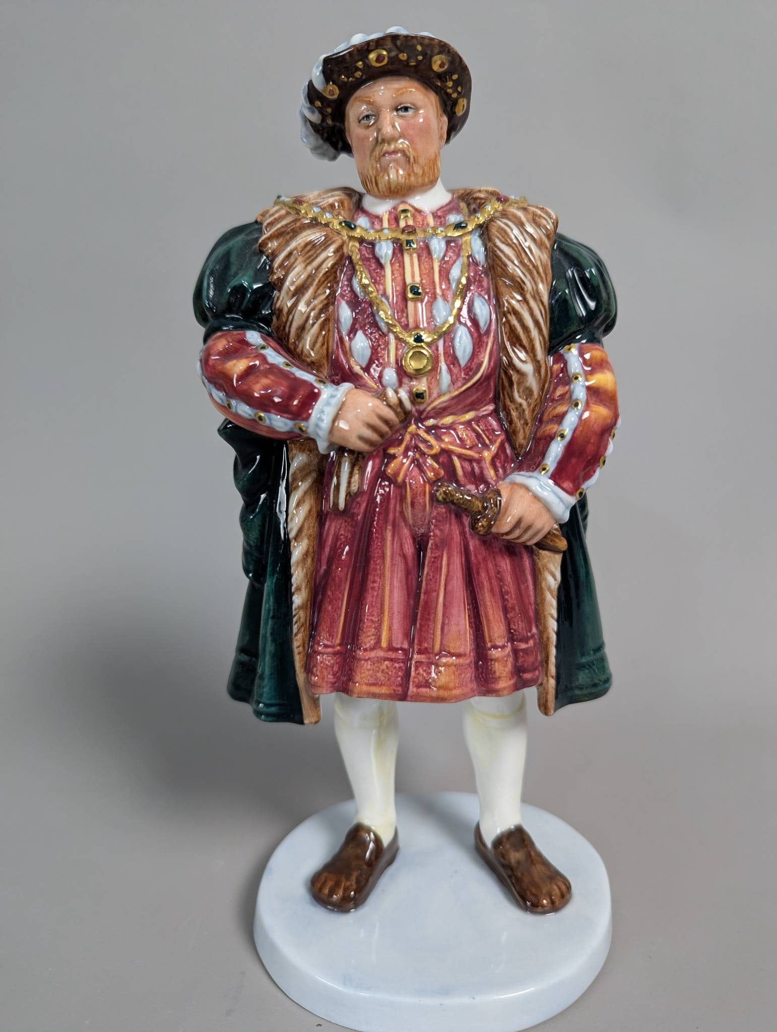 Royal Doulton HN 3458 Collectible Figure No 182 of 9500 Limited Edition: Royal Doulton Henry VIII collectible figure numbered HN 3458. This piece is number 182 out of a limited edition of 9500. Made of fine ceramic, the figure stands 9 1/2 inches high, and features detaile