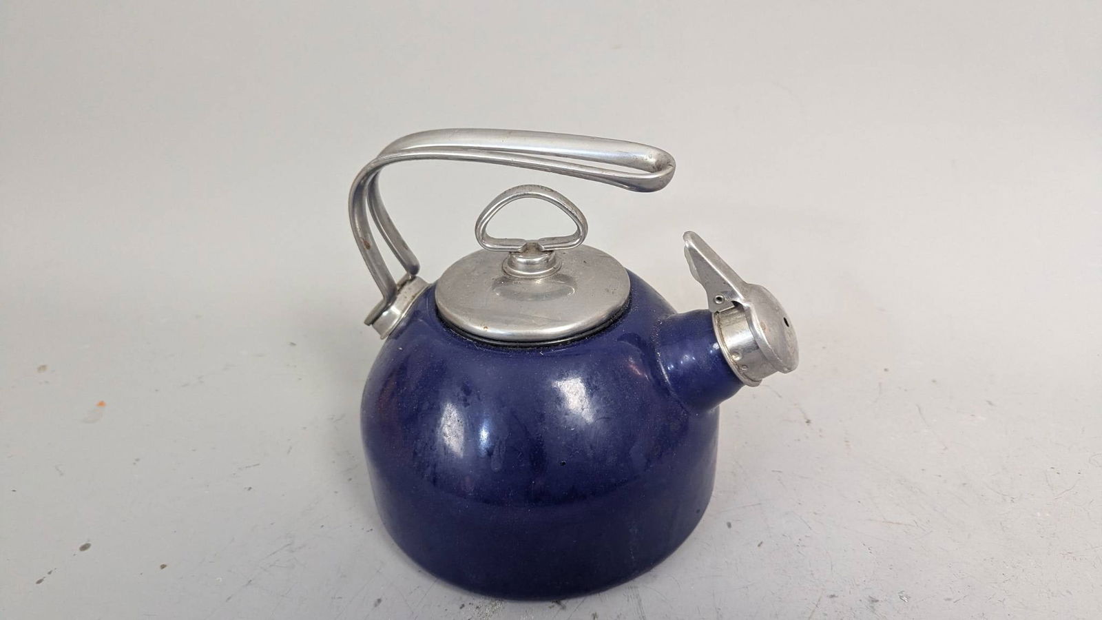 Chantal Classic Enamel-on-Steel Whistling Tea Kettle in Cobalt Blue (1 of 7)