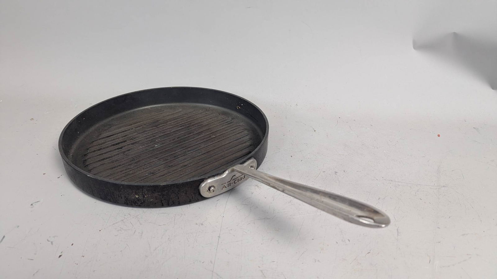 All-Clad Round Nonstick Grill Pan with Stainless Steel Handle (1 of 4)