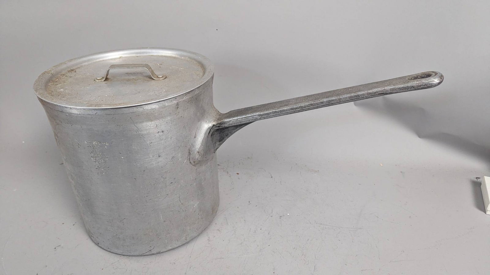 Wear Ever Aluminum Saucepan with Lid and Long Handle 810-6 15qt (1 of 6)