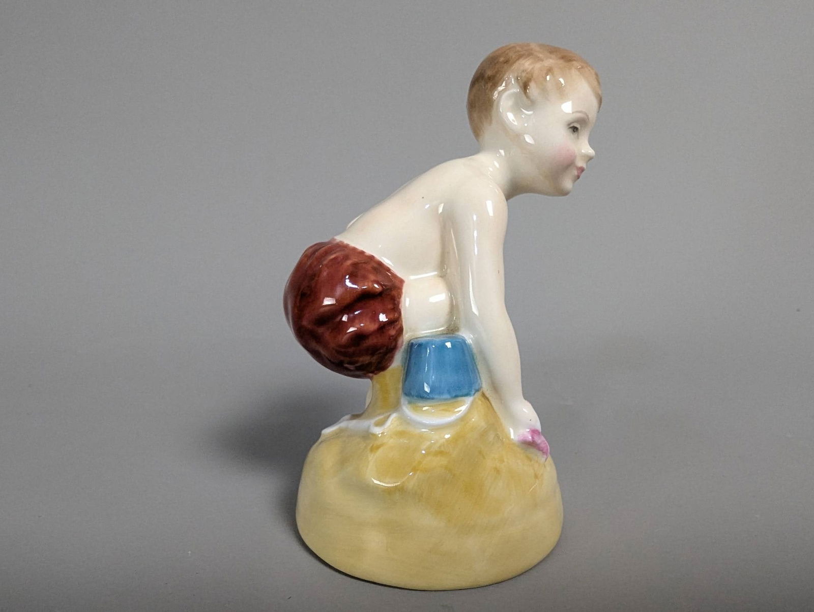 Royal Doulton HN2261 Sea Shore Ceramic Figurine - 2