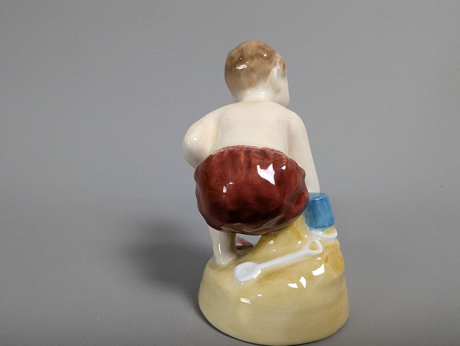 Royal Doulton HN2261 Sea Shore Ceramic Figurine - 3