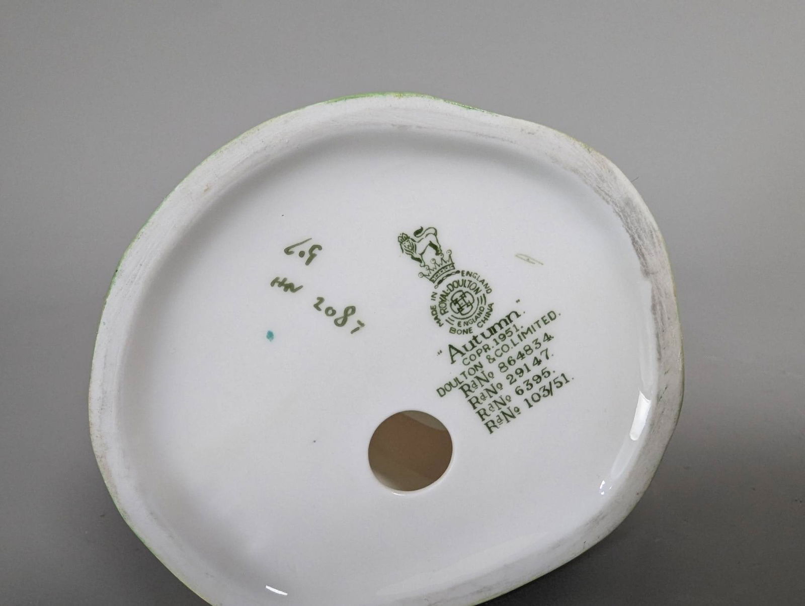 Royal Doulton hn 2087 Autumn Porcelain Figurine - 6