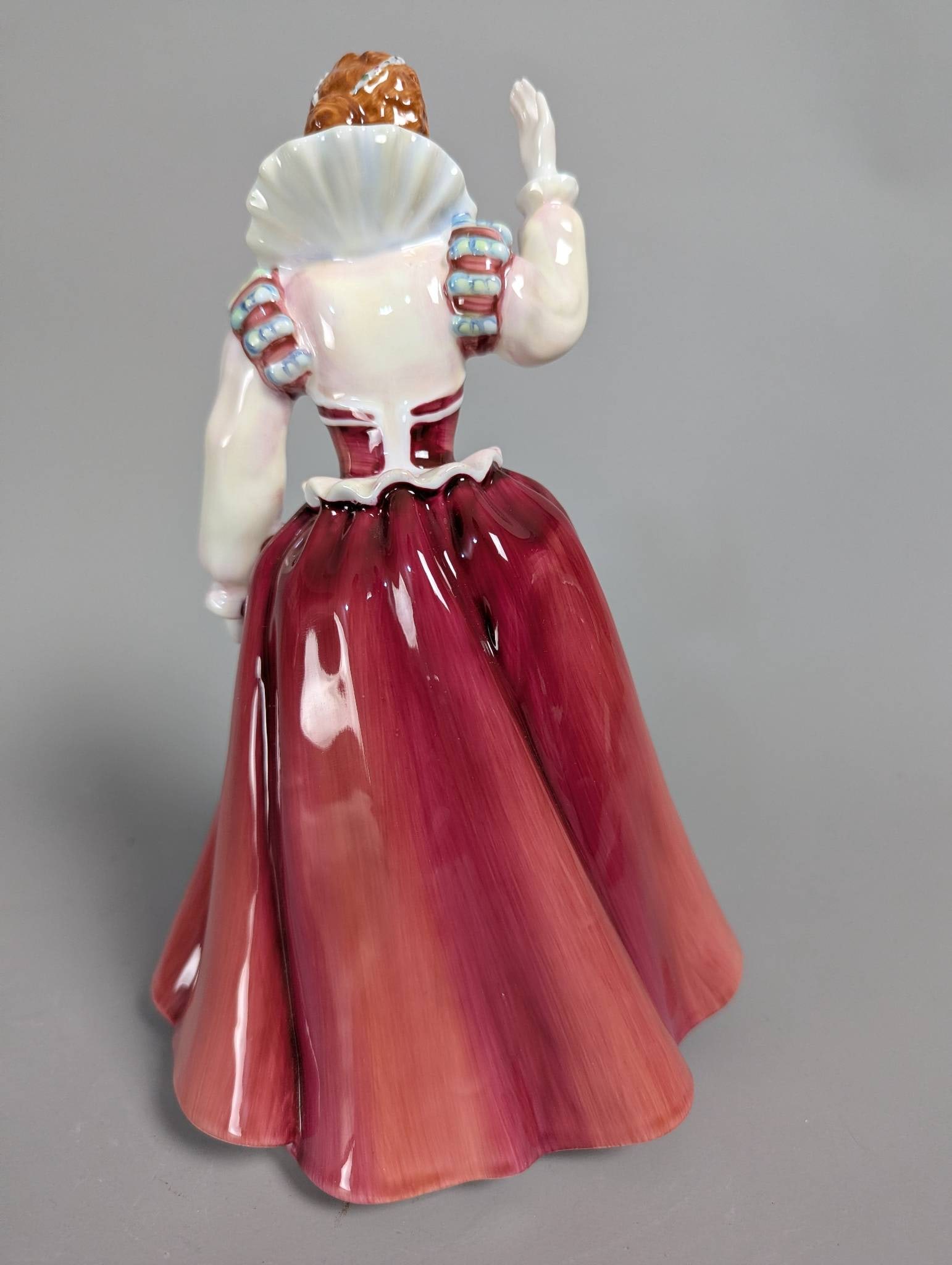 Royal Doulton HN 3099 Queens of the Realm Queen Elizabeth I w/ Stand. - 3