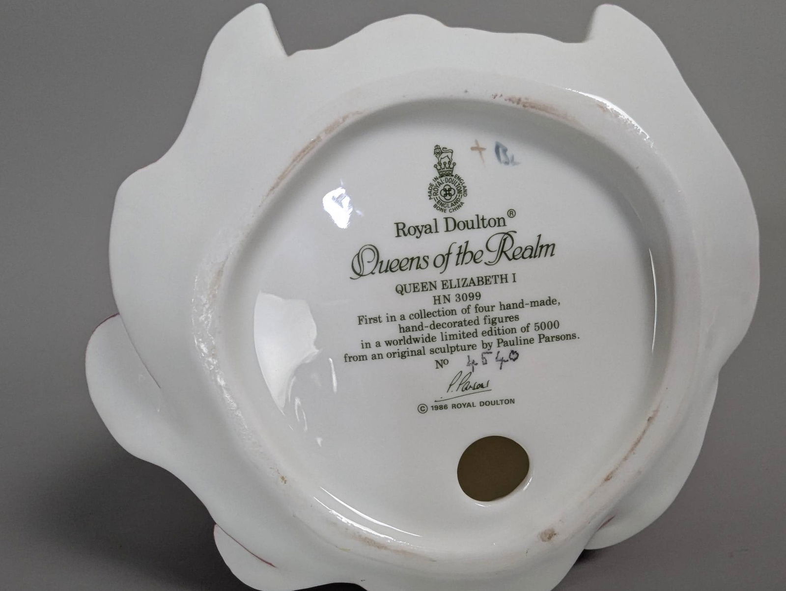 Royal Doulton HN 3099 Queens of the Realm Queen Elizabeth I w/ Stand. - 6