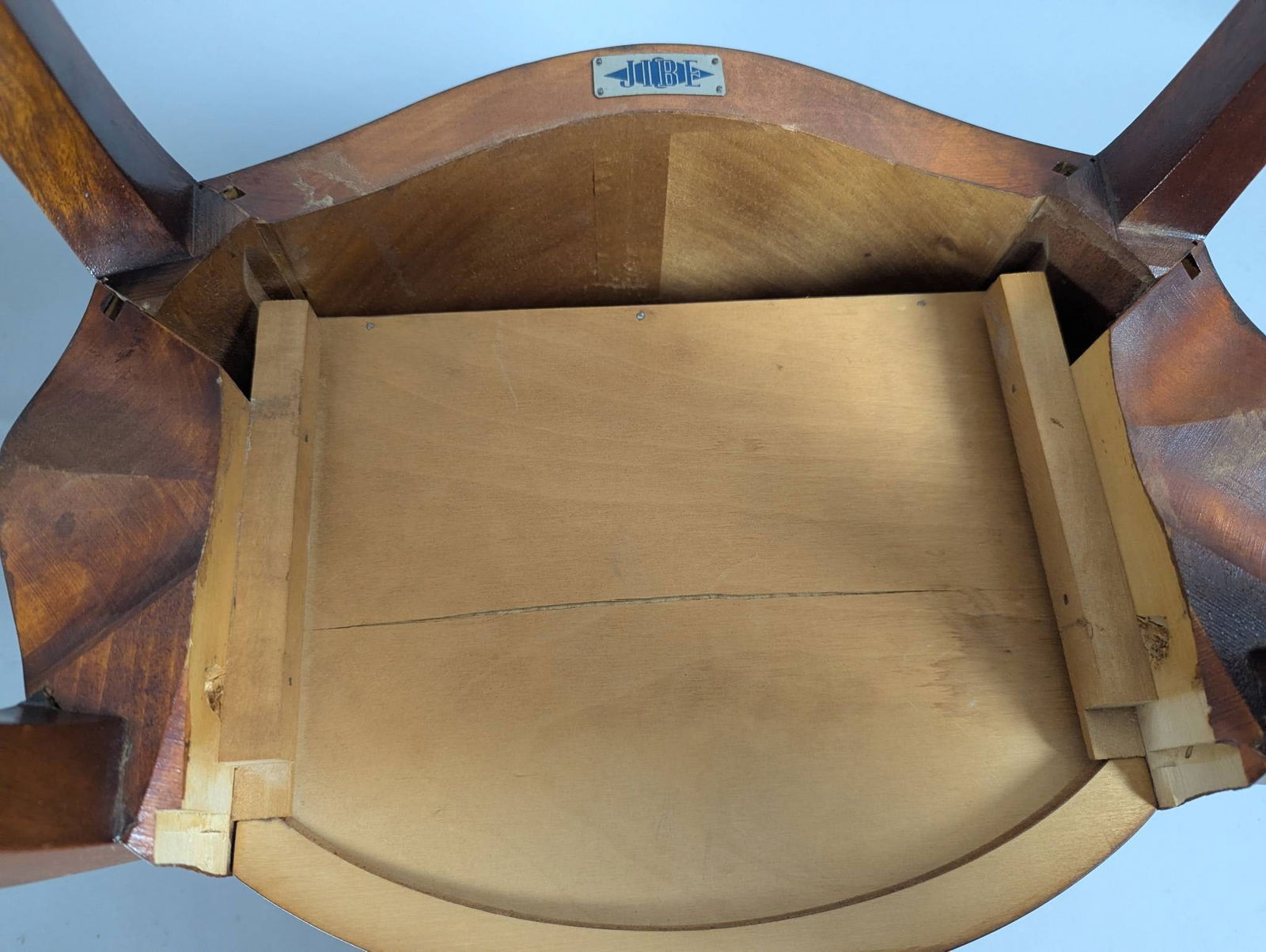 French Louis XV-Style Tulipwood Veneer Bedside Table by Jibe - 8