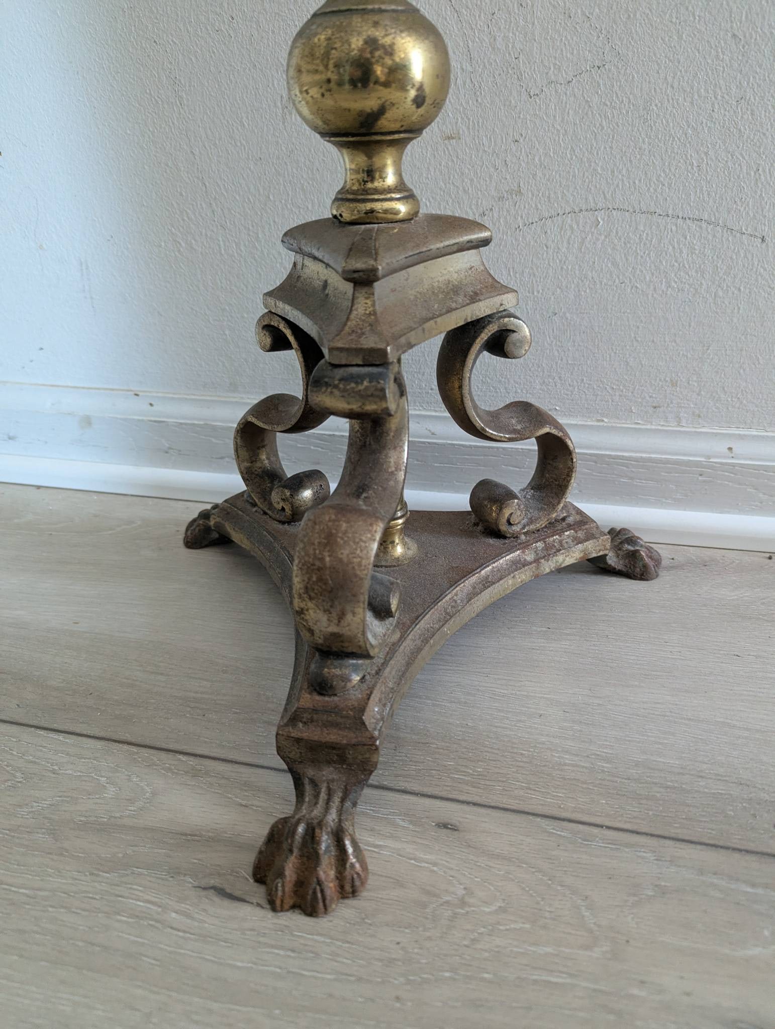 Brass Bridge Floor Lamp with Gooseneck Arm and Ornate Base - 4