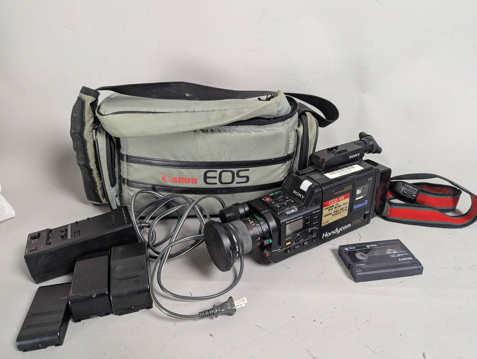 Sony Handycam Video8 CCD-V9 Video Camera Recorder with Accessories (1 of 6)