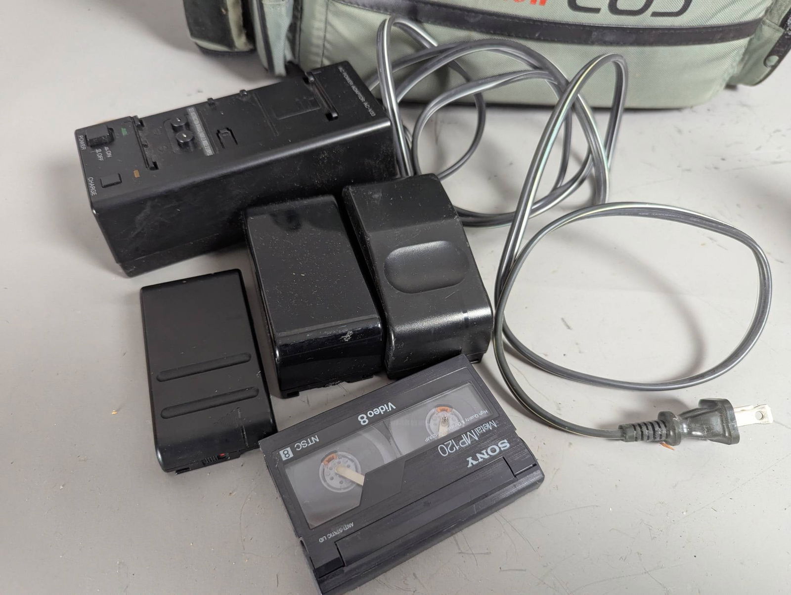 Sony Handycam Video8 CCD-V9 Video Camera Recorder with Accessories - 6