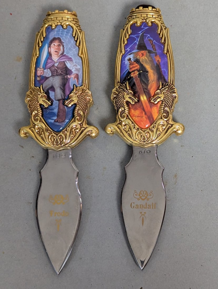 Franklin Mint Frodo and Gandalf Collector Knives Set: **Important** Please read below description on how to avoid high shipping costs. Up for auction is a highly collectible set featuring the Franklin Mint Frodo and Gandalf knives. The Frodo knife, measu