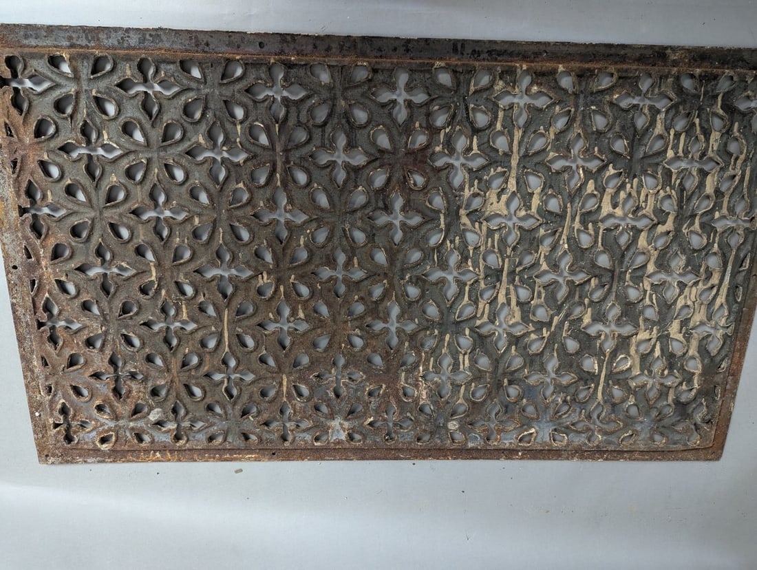 Stunning Antique Victorian Cast Iron Grate with Gothic Design - 10