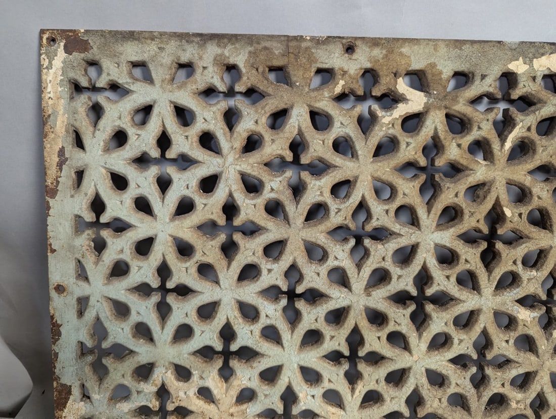 Stunning Antique Victorian Cast Iron Grate with Gothic Design - 2