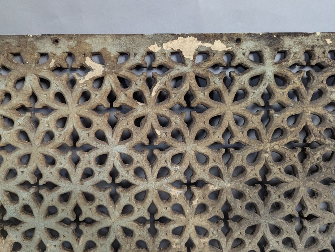 Stunning Antique Victorian Cast Iron Grate with Gothic Design - 3