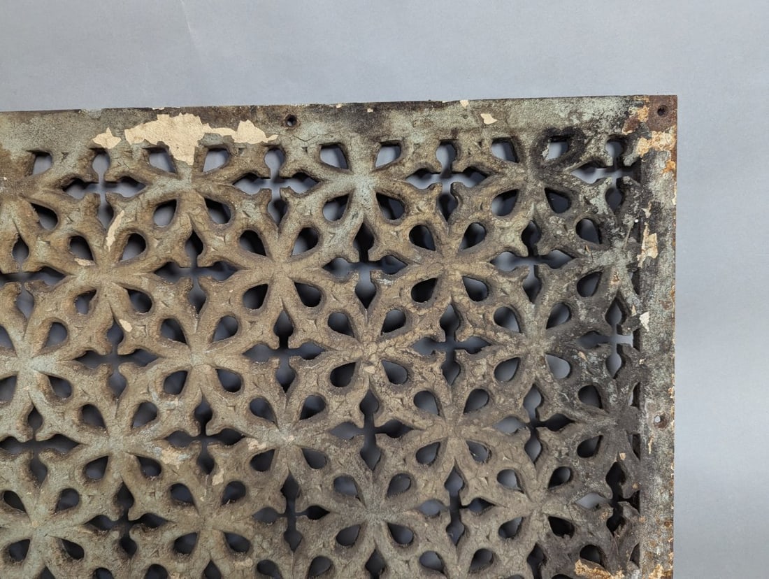 Stunning Antique Victorian Cast Iron Grate with Gothic Design - 4