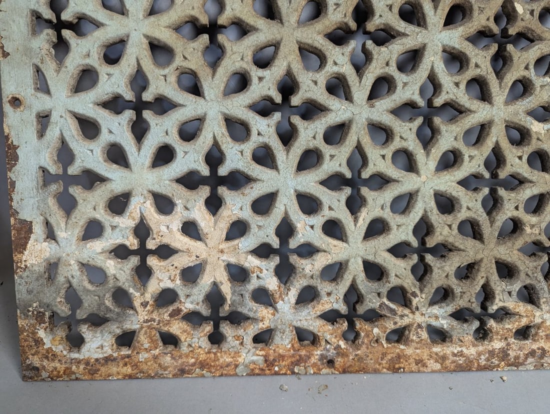 Stunning Antique Victorian Cast Iron Grate with Gothic Design - 5