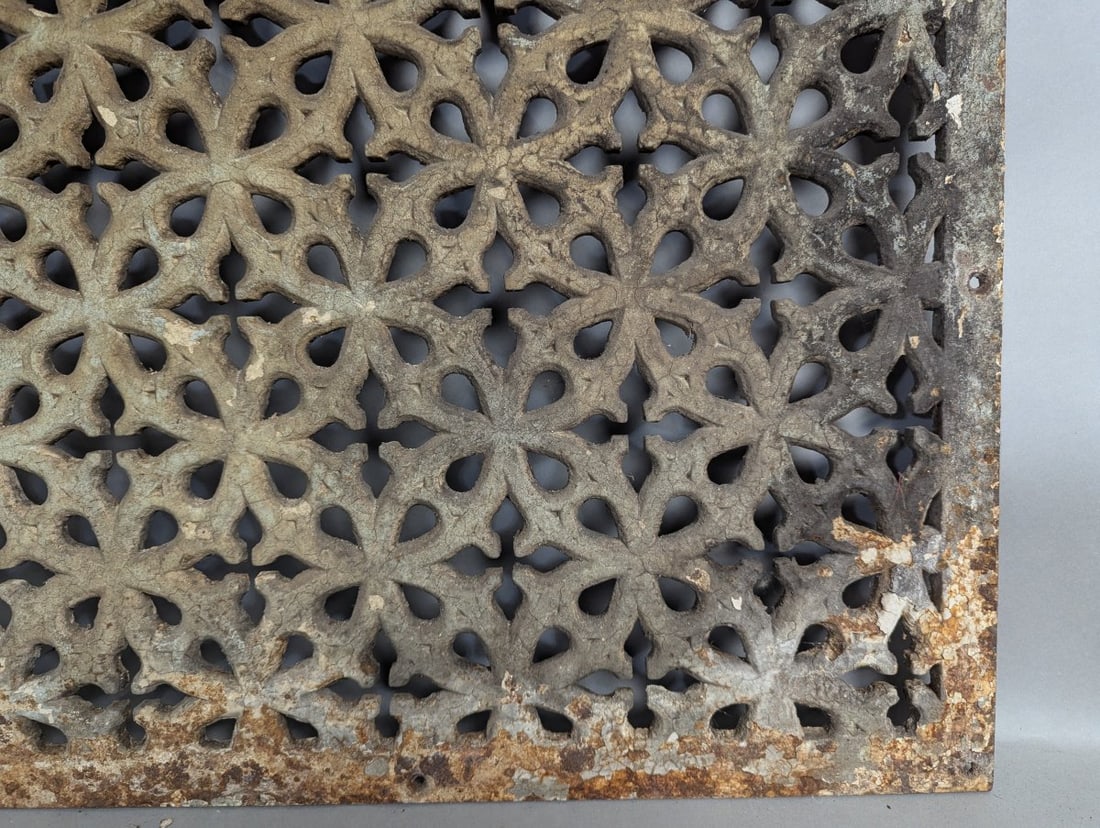 Stunning Antique Victorian Cast Iron Grate with Gothic Design - 7