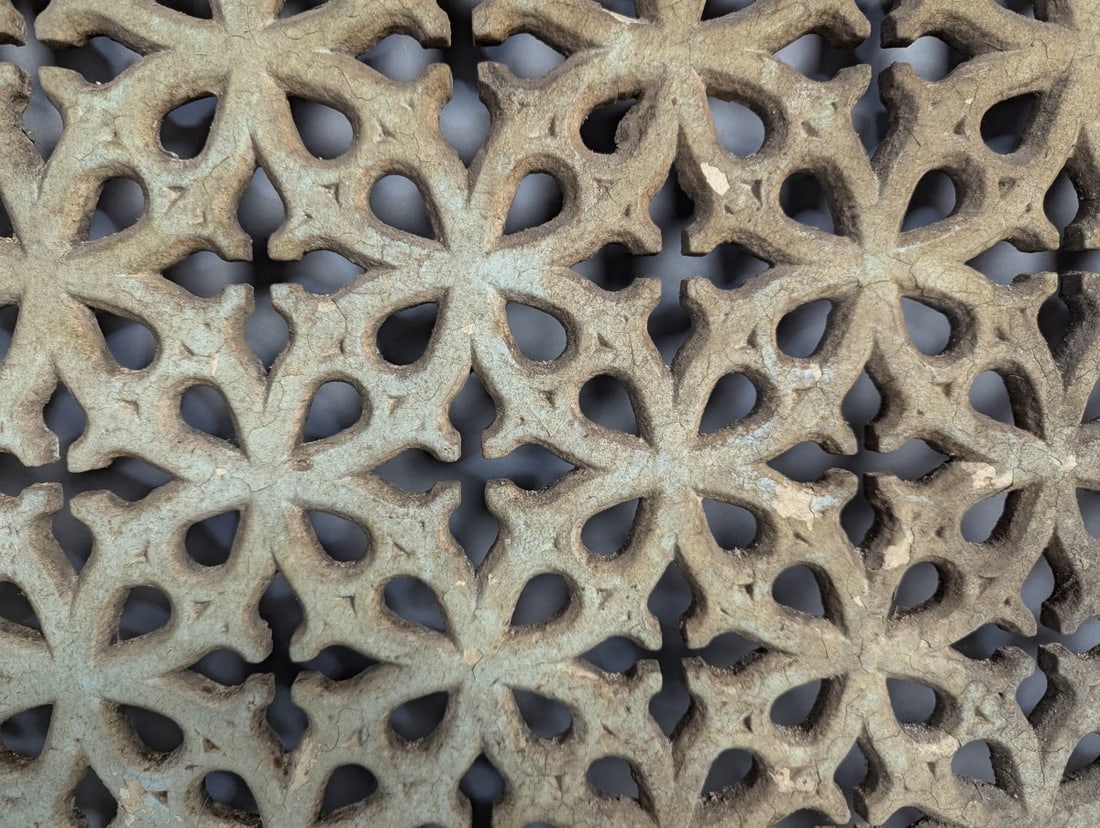 Stunning Antique Victorian Cast Iron Grate with Gothic Design - 8