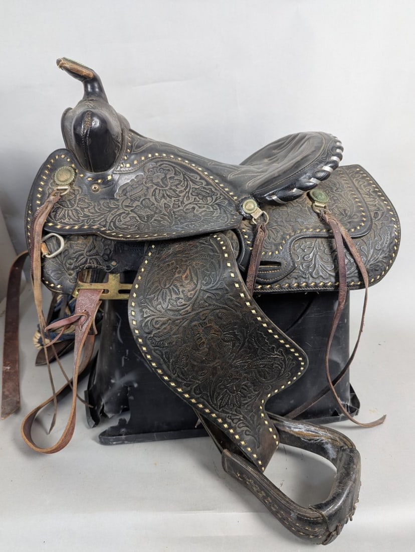 Vintage Tooled Leather Western Saddle with Floral Design: **Important** Please read below description on how to avoid high shipping costs. Discover this stunning vintage tooled leather western saddle, showcasing intricate floral tooling and a captivating des