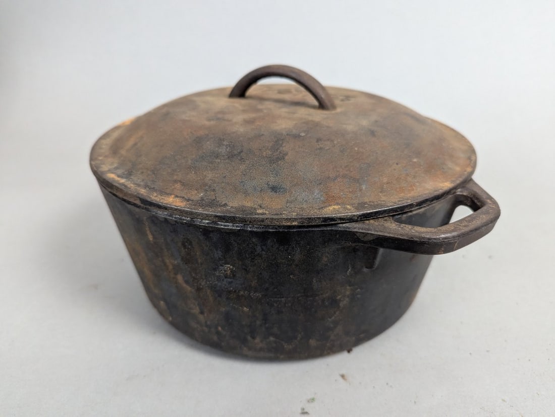 Lodge No 8 Cast Iron Dutch Oven with Basting Lid Vintage Cookware - 5