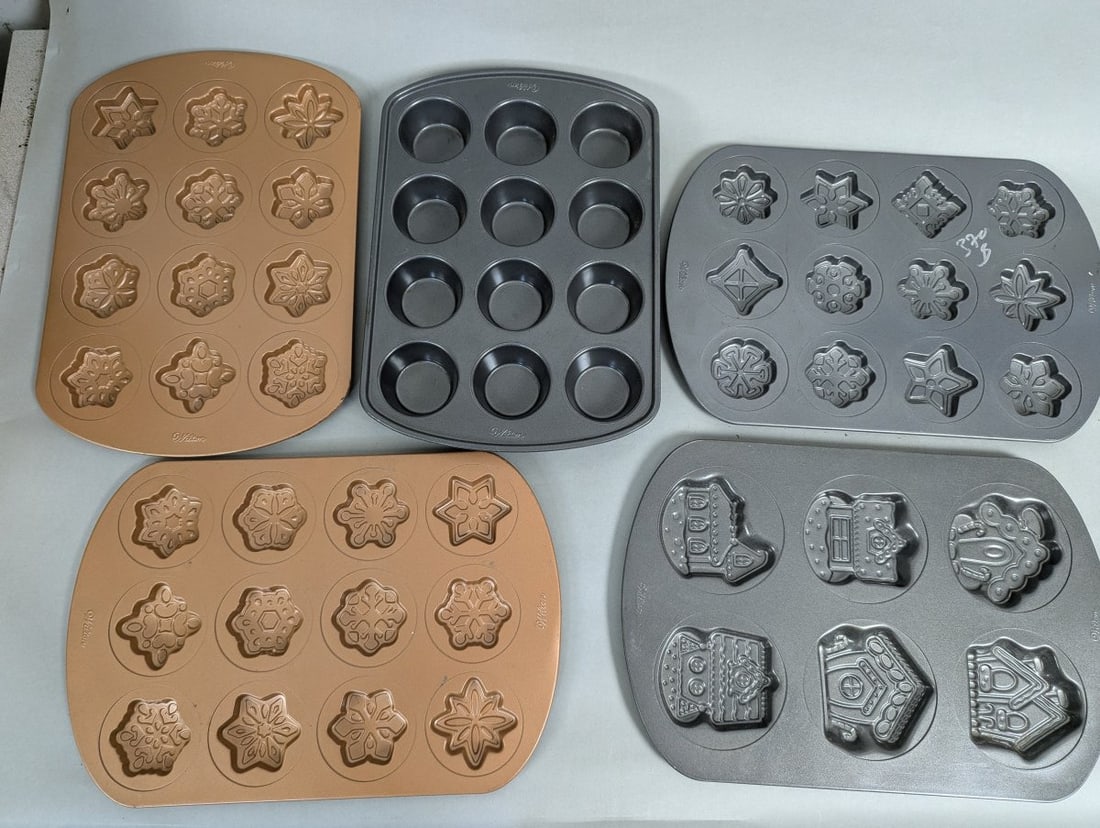 Lot of 5 Wilton Holiday Baking Pans Seasonal Themed Collection: **Important** Please read below description on how to avoid high shipping costs. This auction features a lot of 5 Wilton baking pans measuring 16 1/2 x 11 1/2. Each pan needs cleaning and showcases po