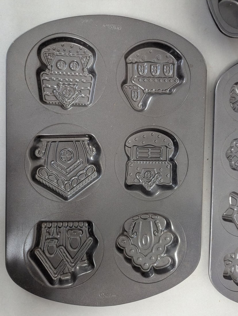 Lot of 5 Wilton Holiday Baking Pans Seasonal Themed Collection - 2