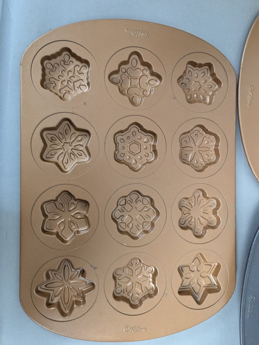 Lot of 5 Wilton Holiday Baking Pans Seasonal Themed Collection - 3