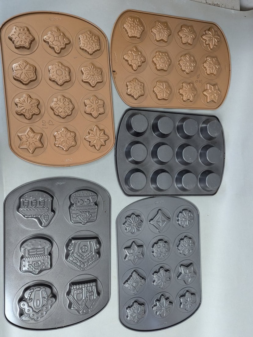 Lot of 5 Wilton Holiday Baking Pans Seasonal Themed Collection - 6