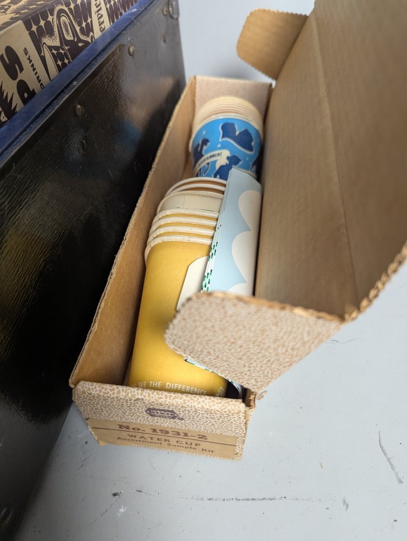 Antique Dixie Cups Salesman Sample Suitcase Unique Collectible - 4