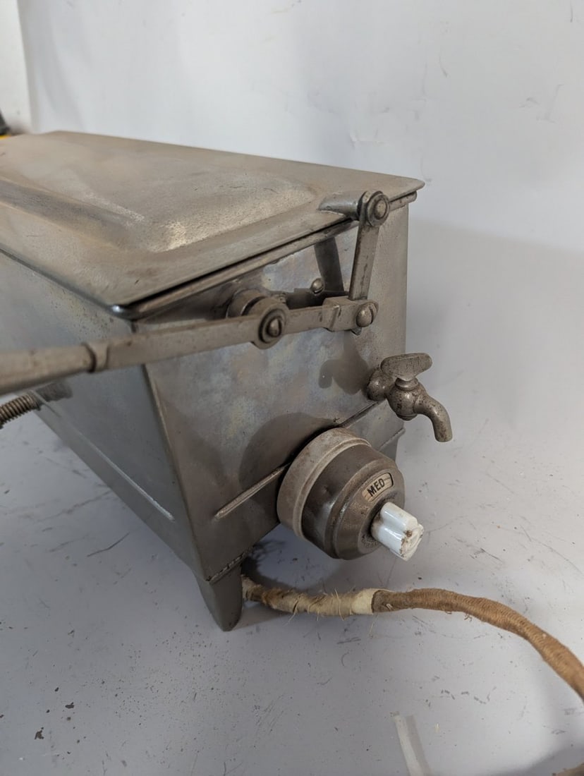 Vintage Electric Chafing Dish Ideal for Collectors and Restoration - 2