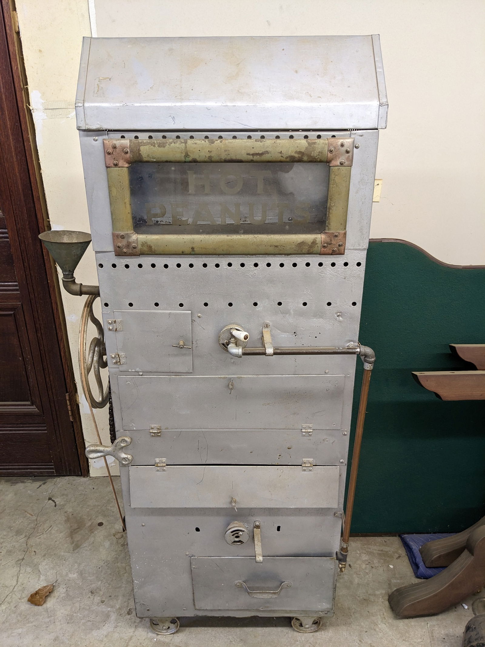 Antique Kingery Peanut Machine Roaster: **Important** Please read below description on how to avoid high shipping costs. Antique Kingery Peanut Machine Roaster. Gas and electric. Buyer to arrange pick up or shipping from Barrington IL Teste