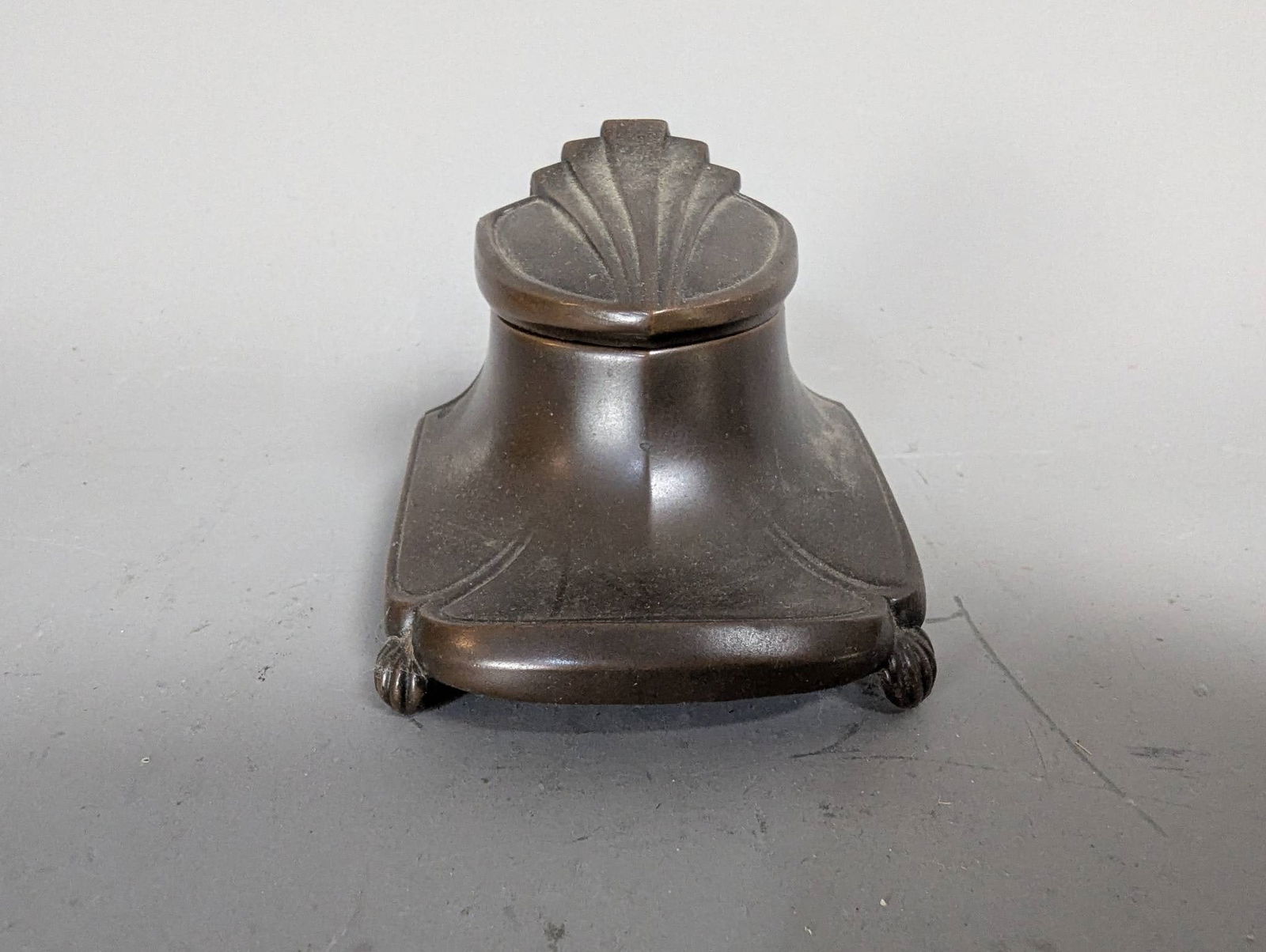 Antique Cast Brass or Bronze Inkwell with Art Nouveau Influence: **Important** Please read below description on how to avoid high shipping costs. An antique cast brass or bronze inkwell showcasing Art Nouveau or Jugendstil design elements, dating to the late 1800s