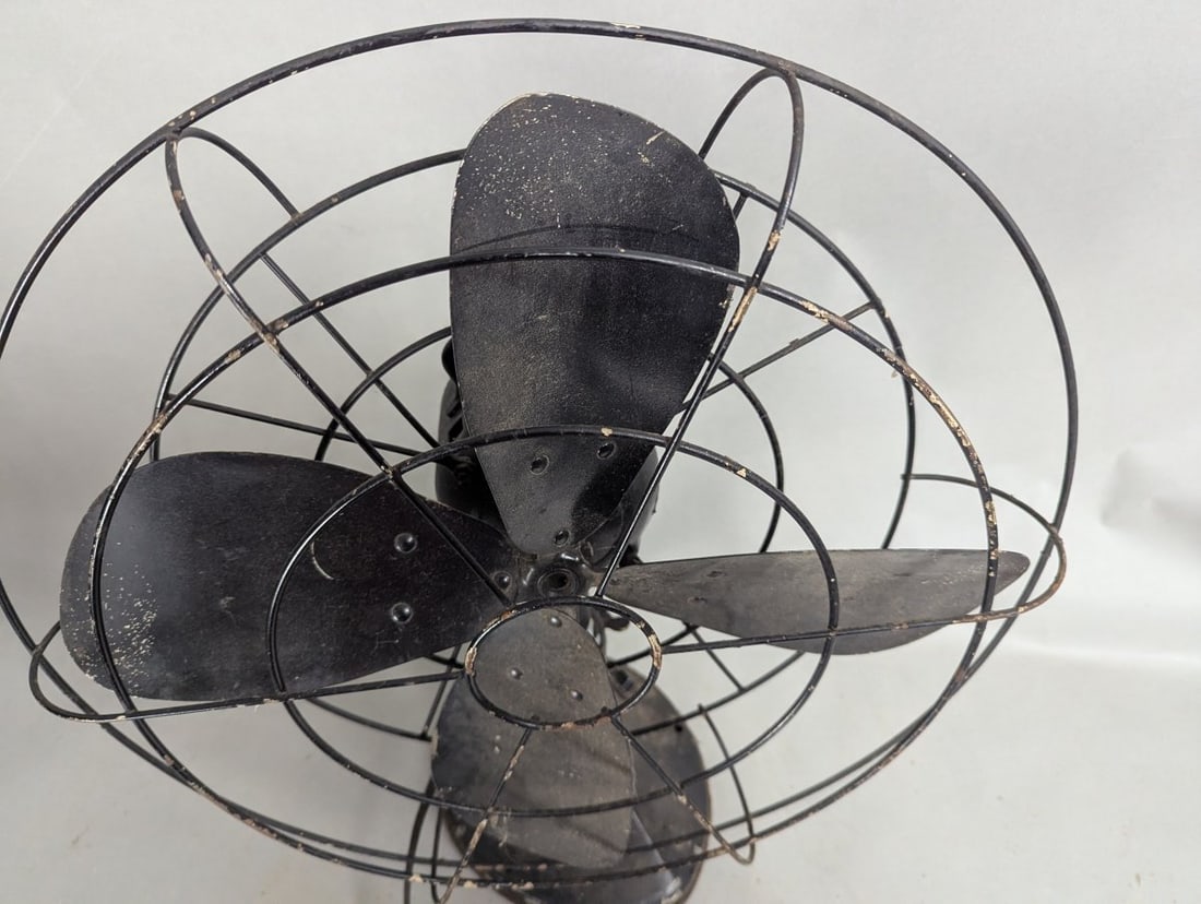 Vintage Hunter Division Robbins & Myers CG16 Oscillating Fan - Classic Design, Functional - 2