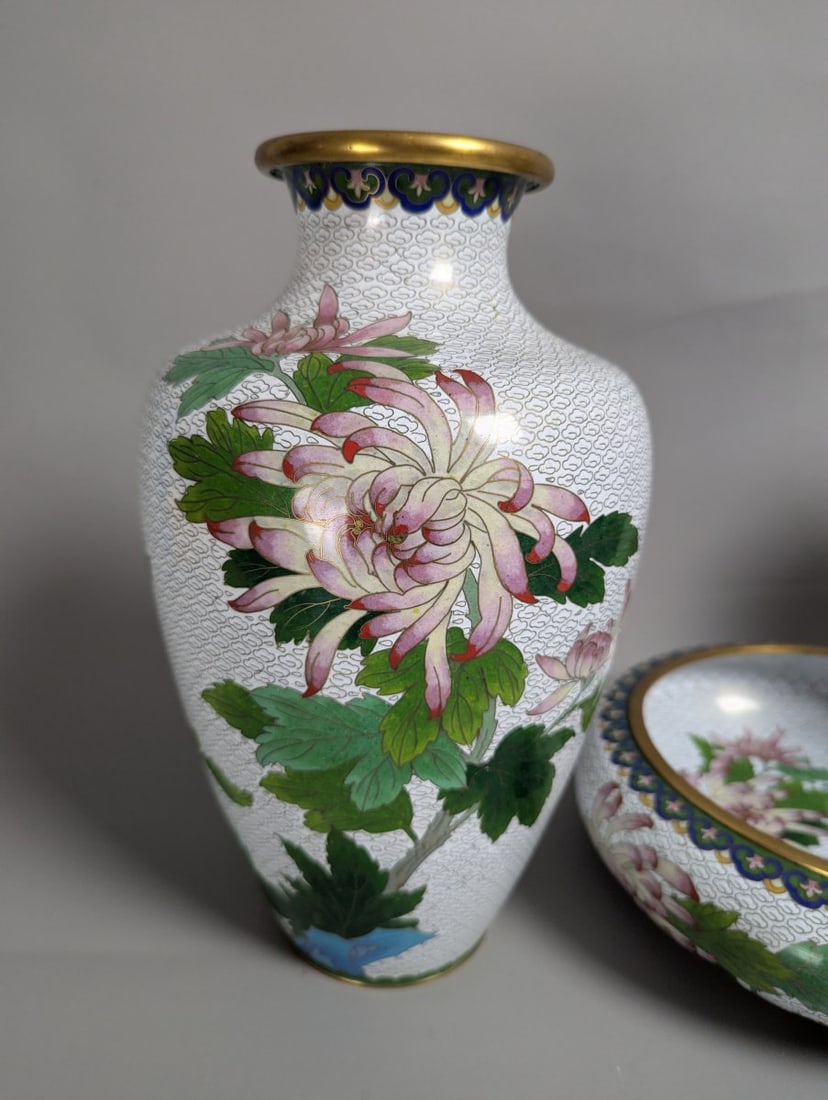 Elegant Chinese Cloisonne 3-Piece Garniture Set with Colorful Floral Motifs - 2