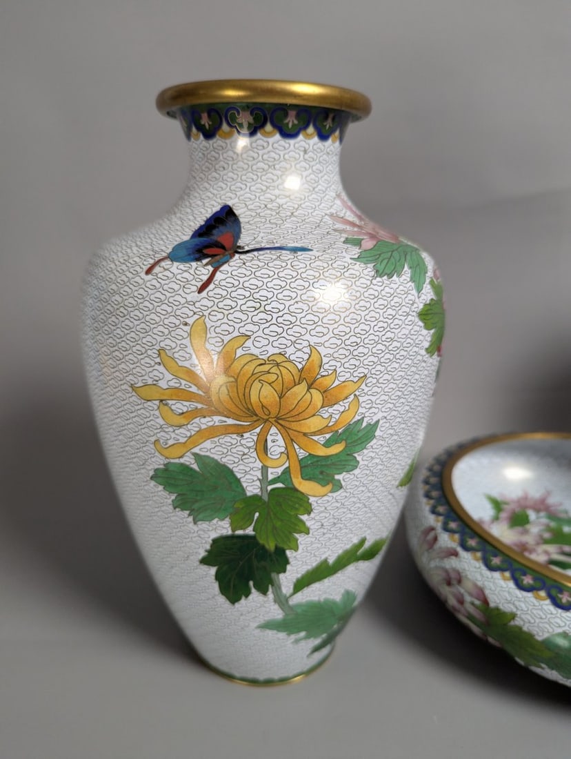 Elegant Chinese Cloisonne 3-Piece Garniture Set with Colorful Floral Motifs - 3
