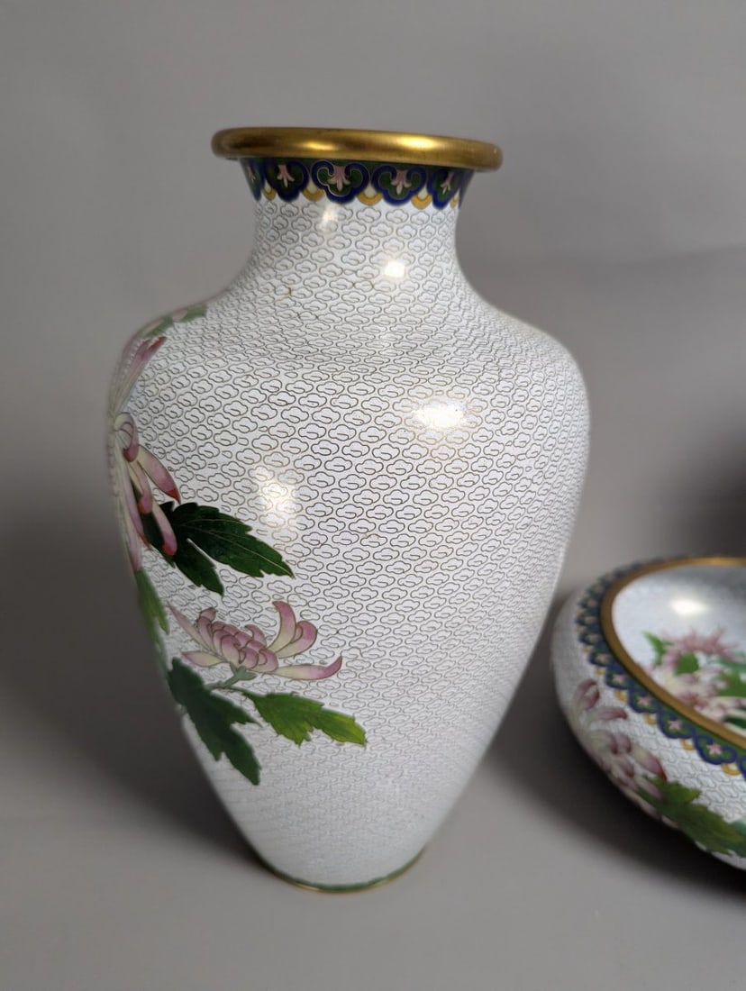 Elegant Chinese Cloisonne 3-Piece Garniture Set with Colorful Floral Motifs - 5