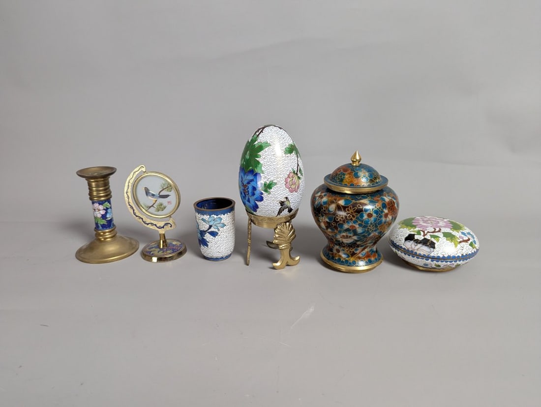 Vintage Chinese Cloisonne Urn by Jingfa 6 High Decorative Art Piece: **Important** Please read below description on how to avoid high shipping costs. Discover this stunning vintage Chinese cloisonnÃ© lidded ginger jar / urn from the renowned Jingfa brand.